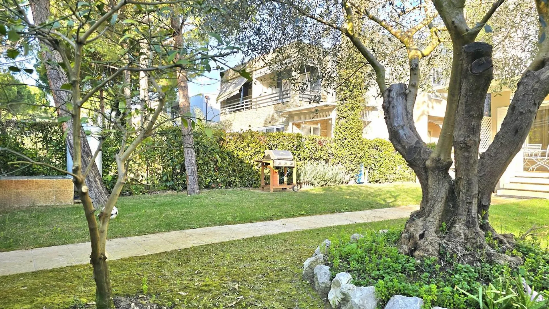 Apartment Breezy Beachside Haven With Pool & Garden Plazhi San Pietro Albania