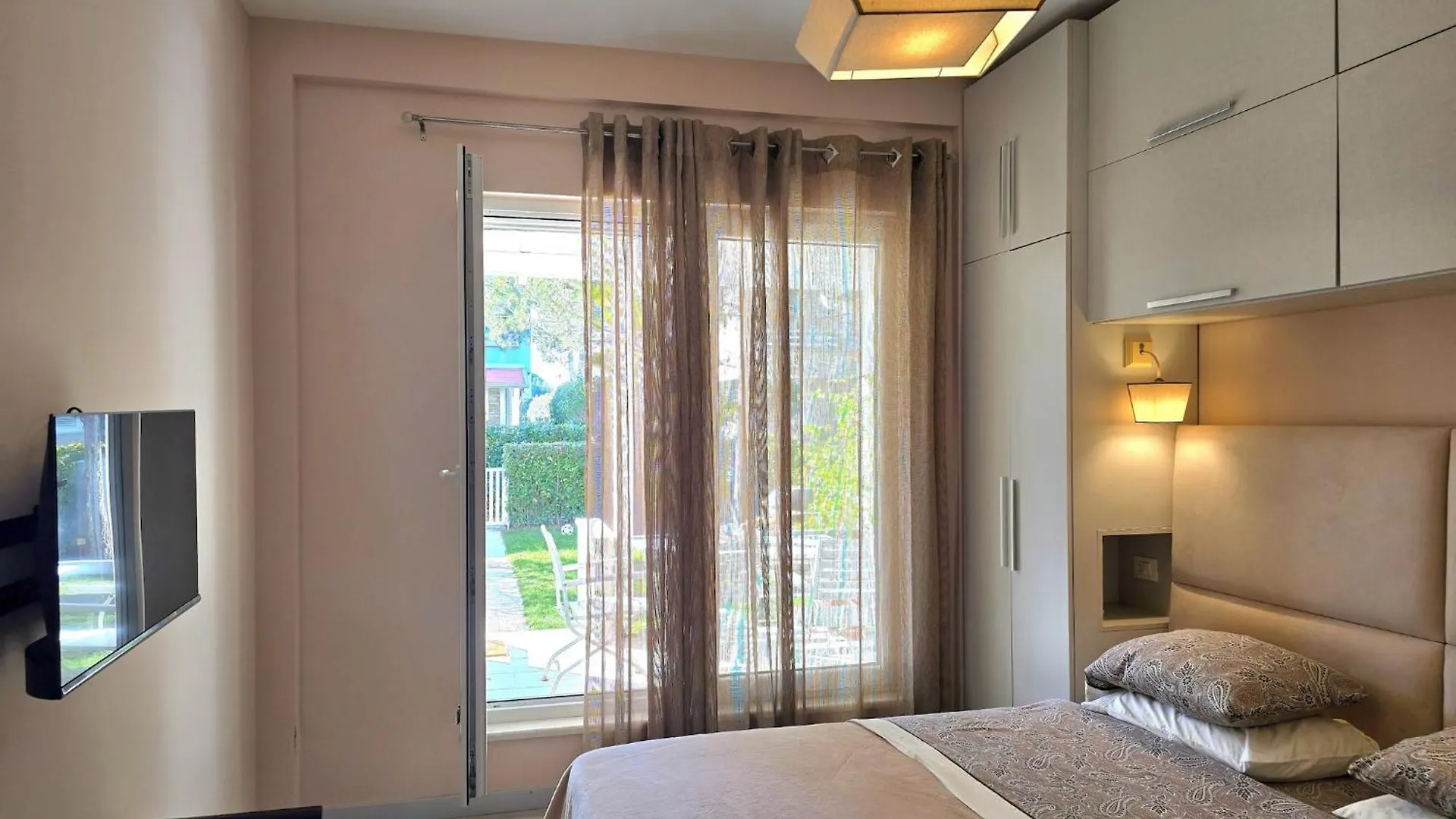 Apartment Breezy Beachside Haven With Pool & Garden Plazhi San Pietro
